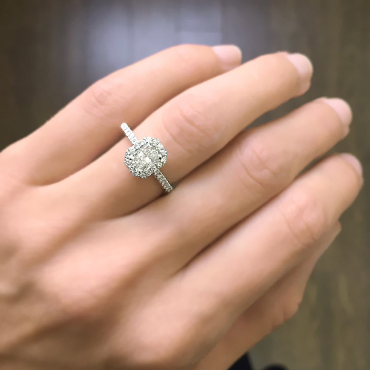 טבעת אירוסין מלטה – טבעת זהב לבן עם נוכחות אלגנטית על היד