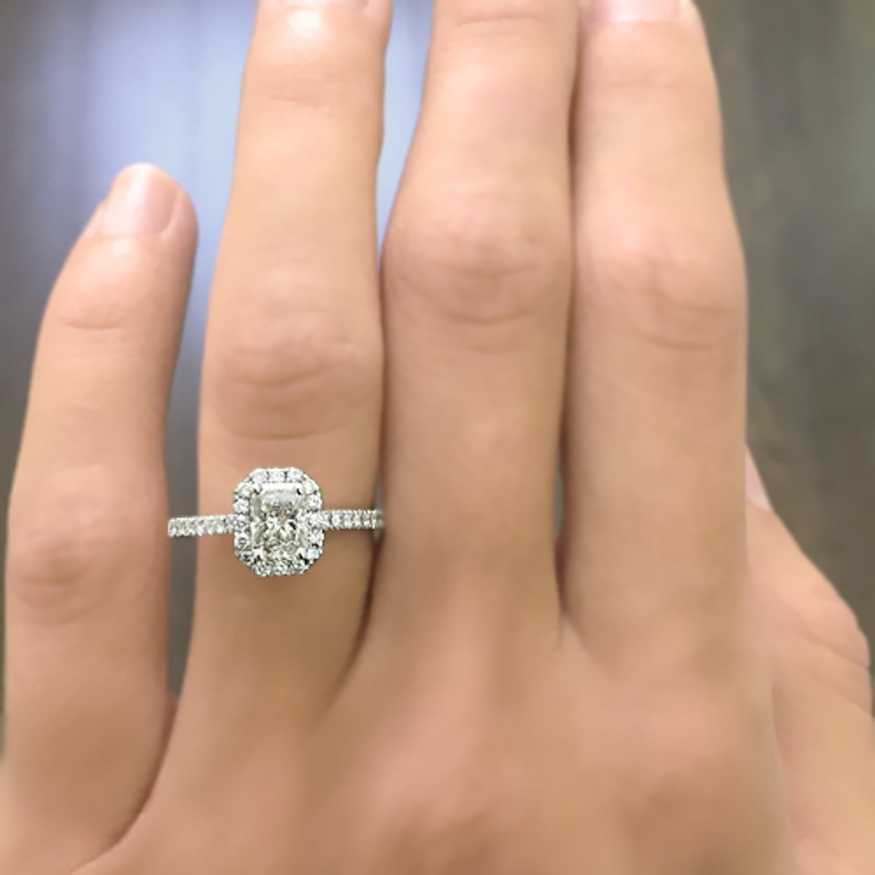 טבעת אירוסין מלטה – עיצוב רומנטי עם הילה מנצנצת ויהלום מרכזי מבריק