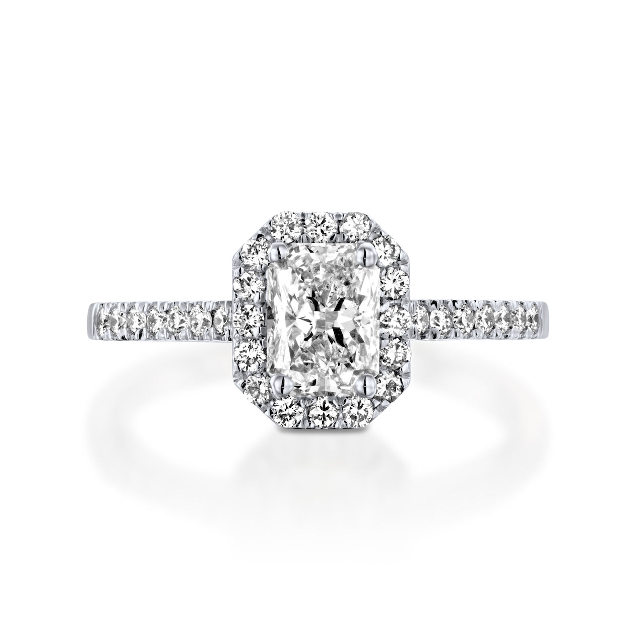 טבעת אירוסין מלטה – יהלום רדיאנט במרכז, מוקף בשיבוץ היילו נוצץ