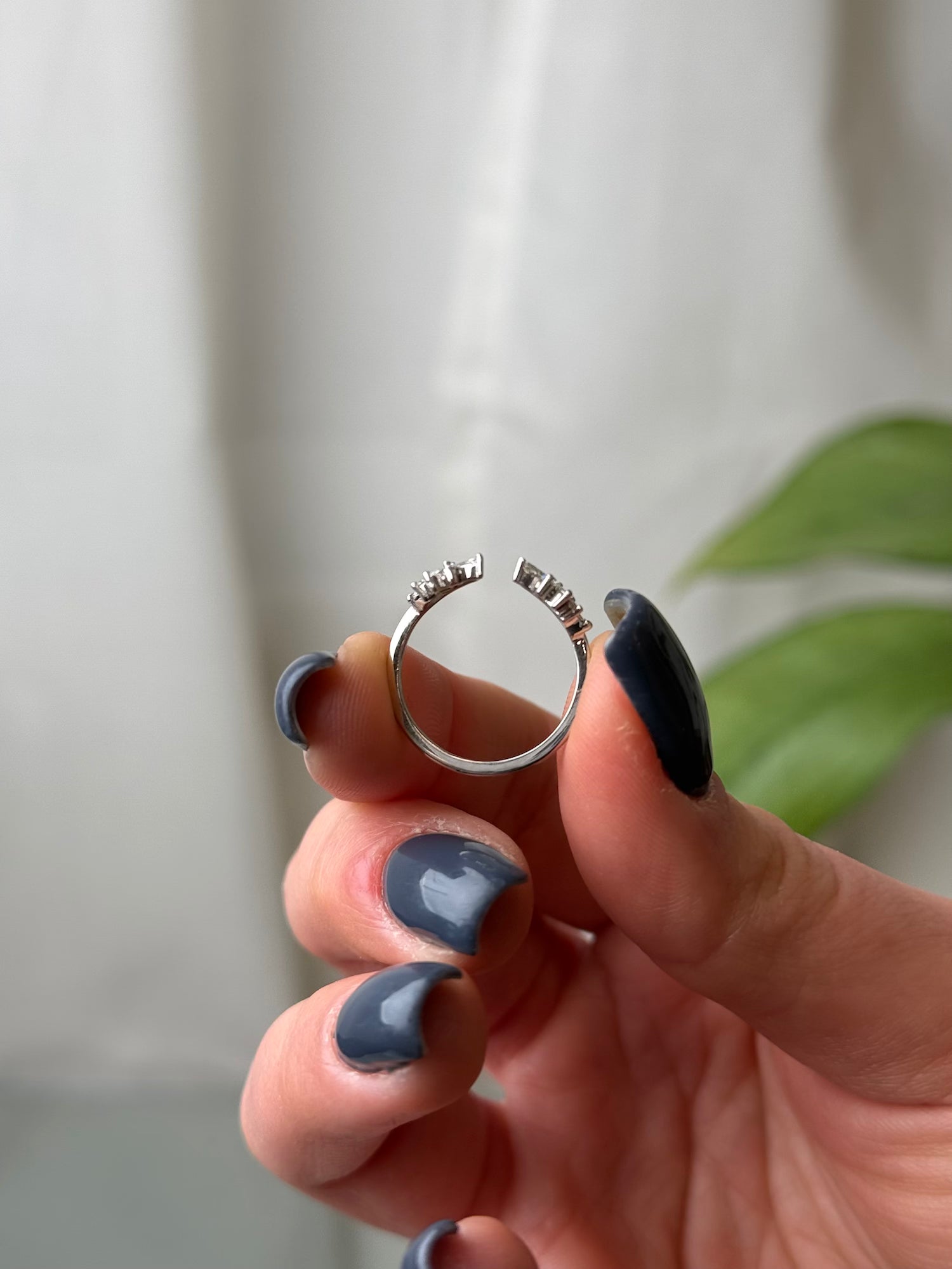 טבעת בנד שחר – תקריב חזיתי על עיצוב פתוח בשיבוץ יהלומי מרקיזה ועגולים