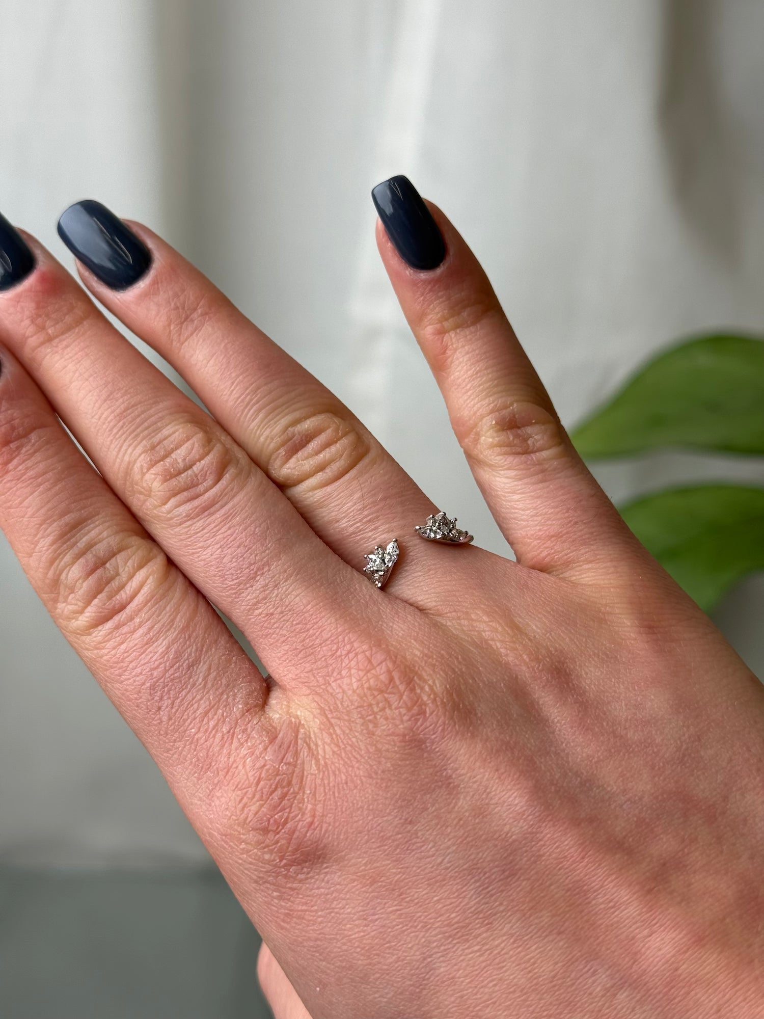 טבעת בנד שחר – טבעת פתוחה משובצת יהלומי מרקיזה ועגולים בשיבוץ אלגנטי