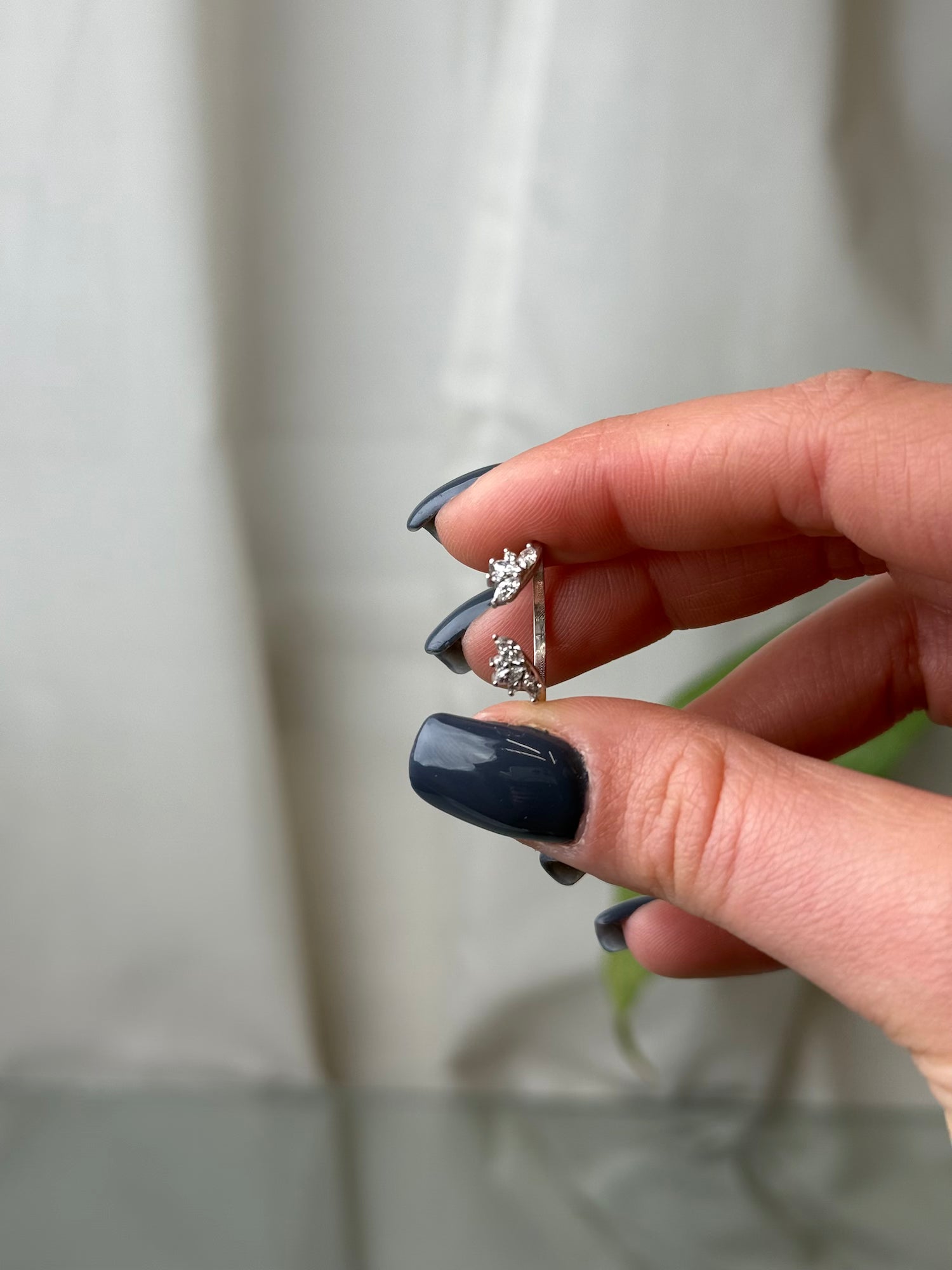 טבעת בנד שחר – תקריב המדגיש את היהלומים בשיבוץ מרקיזה ועגול