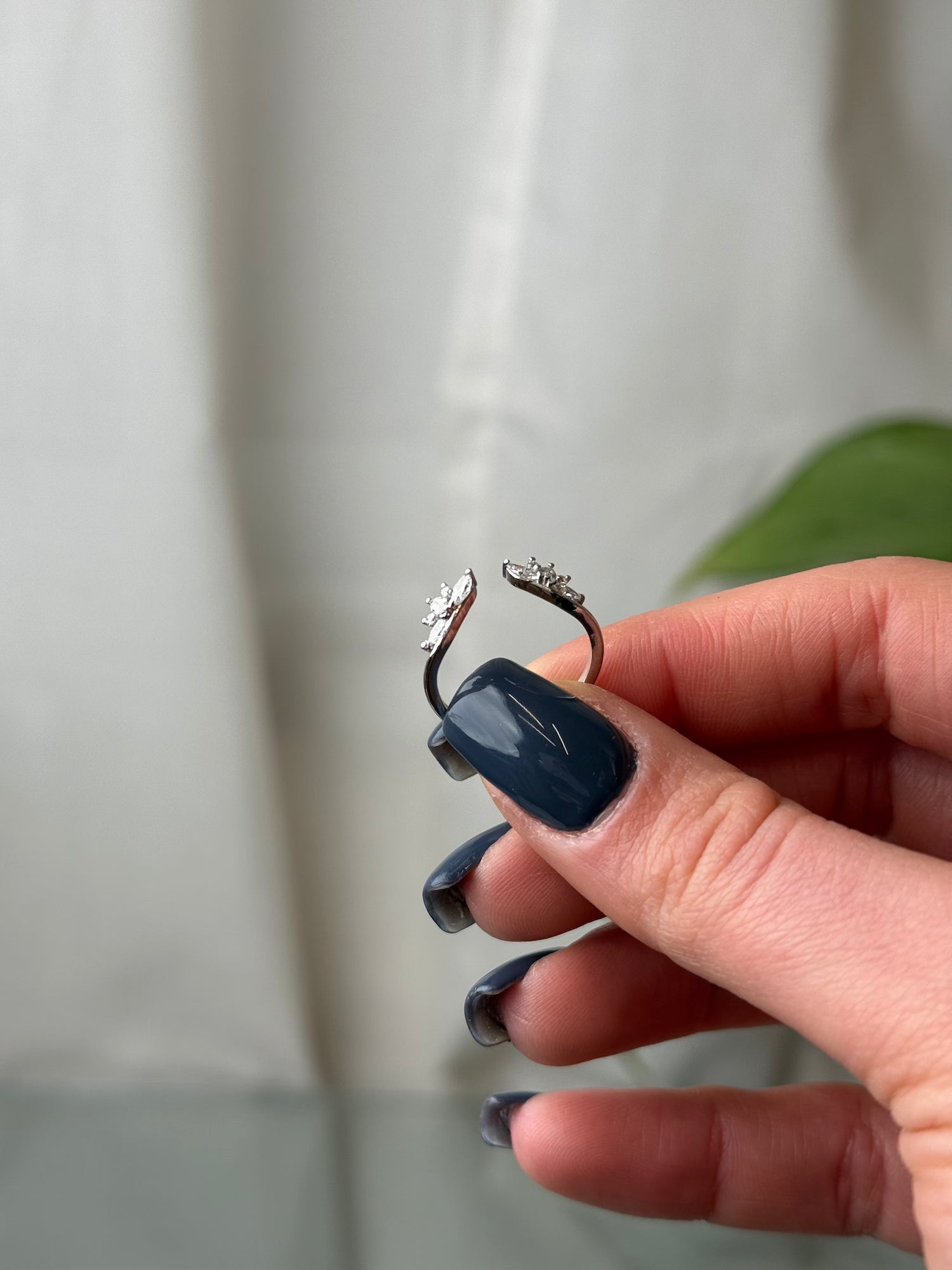 טבעת בנד שחר – מבט נוסף המדגים את מבנה הטבעת והיהלומים בשיבוץ מעודן