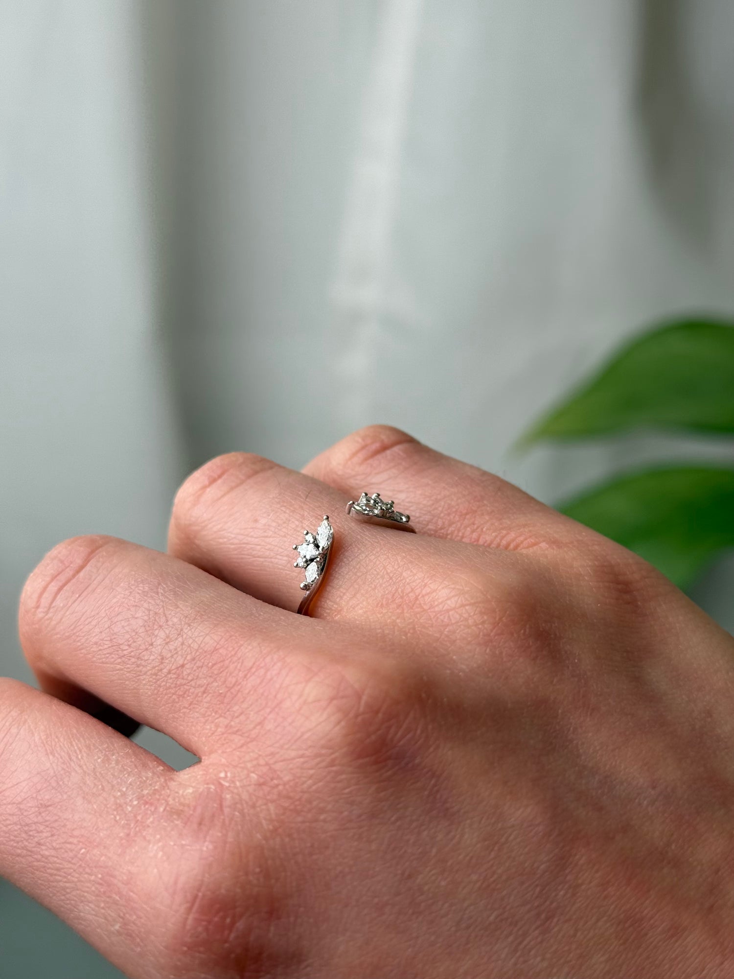 טבעת בנד שחר – מבט מהצד המדגיש את עיצוב הטבעת הפתוחה ושיבוץ היהלומים