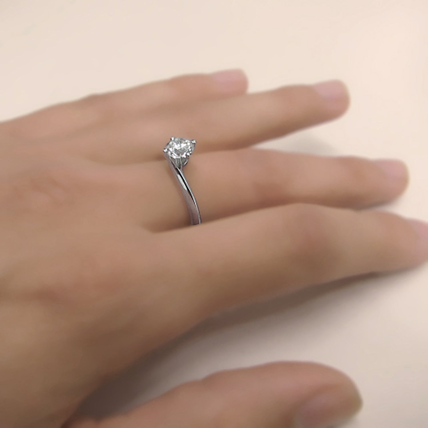 טבעת אירוסין אלבה – הצגת היהלום והעיצוב הקלאסי של הטבעת