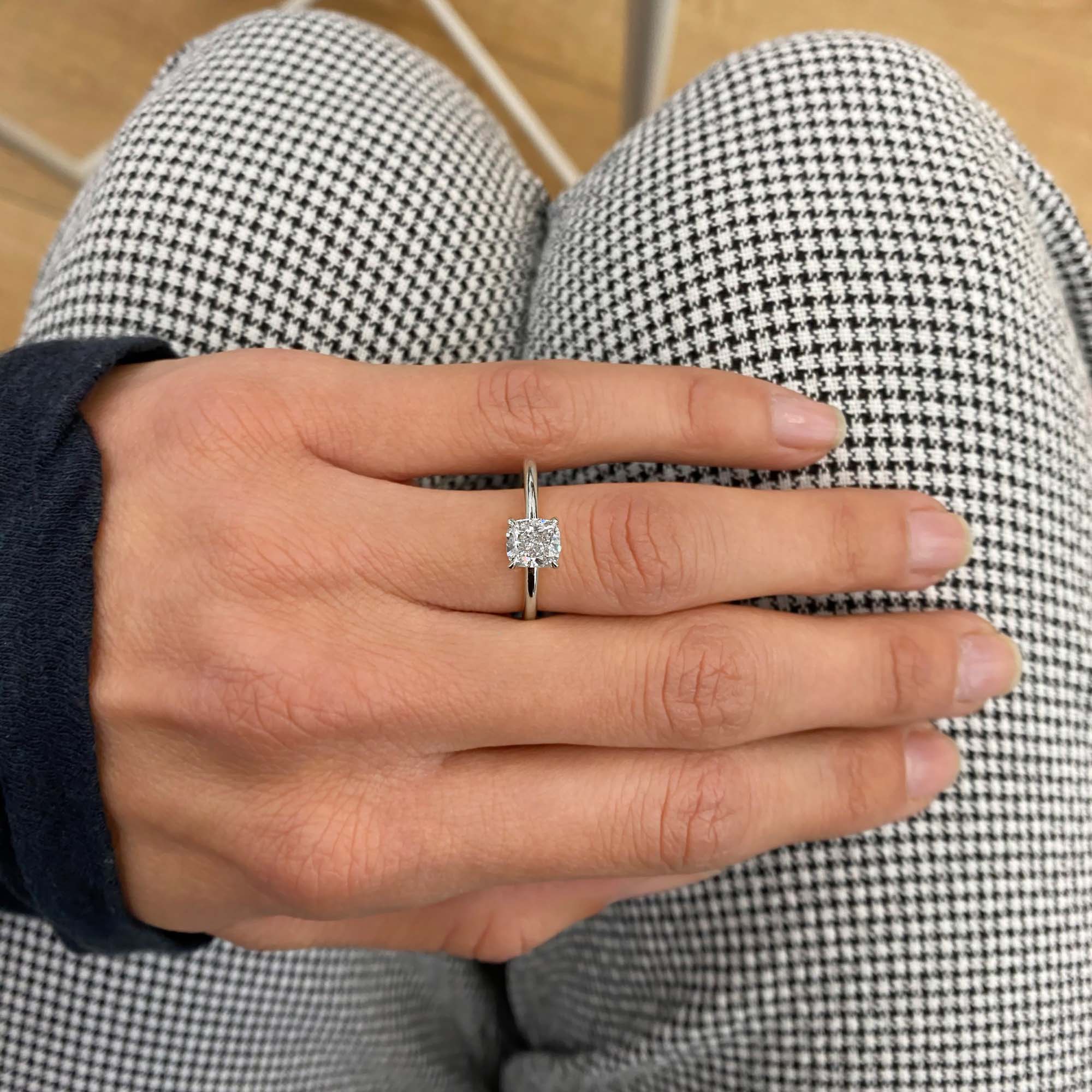 טבעת אירוסין מאוי – מבט צדדי טבעי המדגיש את עיצוב היהלום הקלאסי