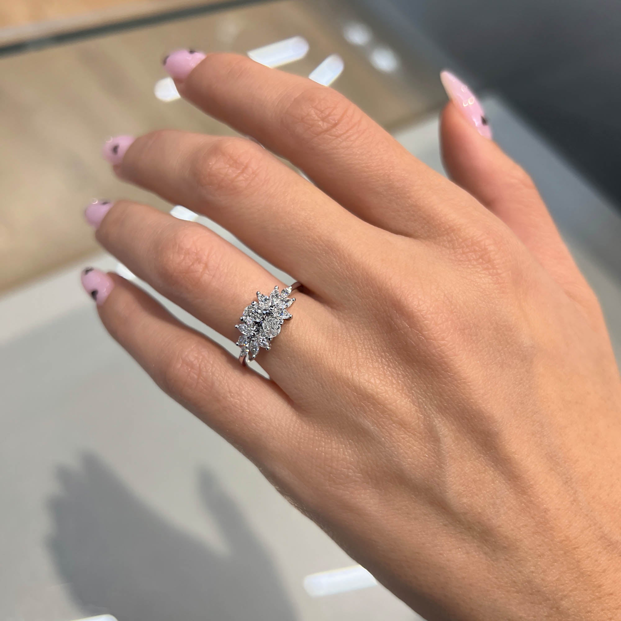 טבעת אירוסין יובל – מבט אלכסוני על היד המדגיש את היהלום המרכזי ואת היהלומים הצדדיים