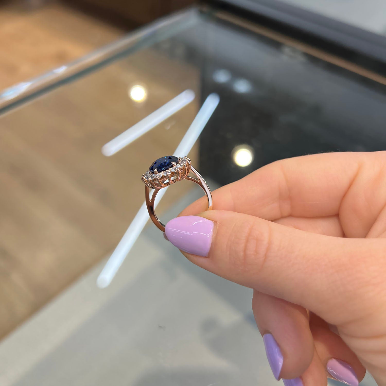 טבעת אירוסין מייגן – מבט צדדי המדגיש את האלגנטיות והזוהר של עיצוב הספיר והיהלומים