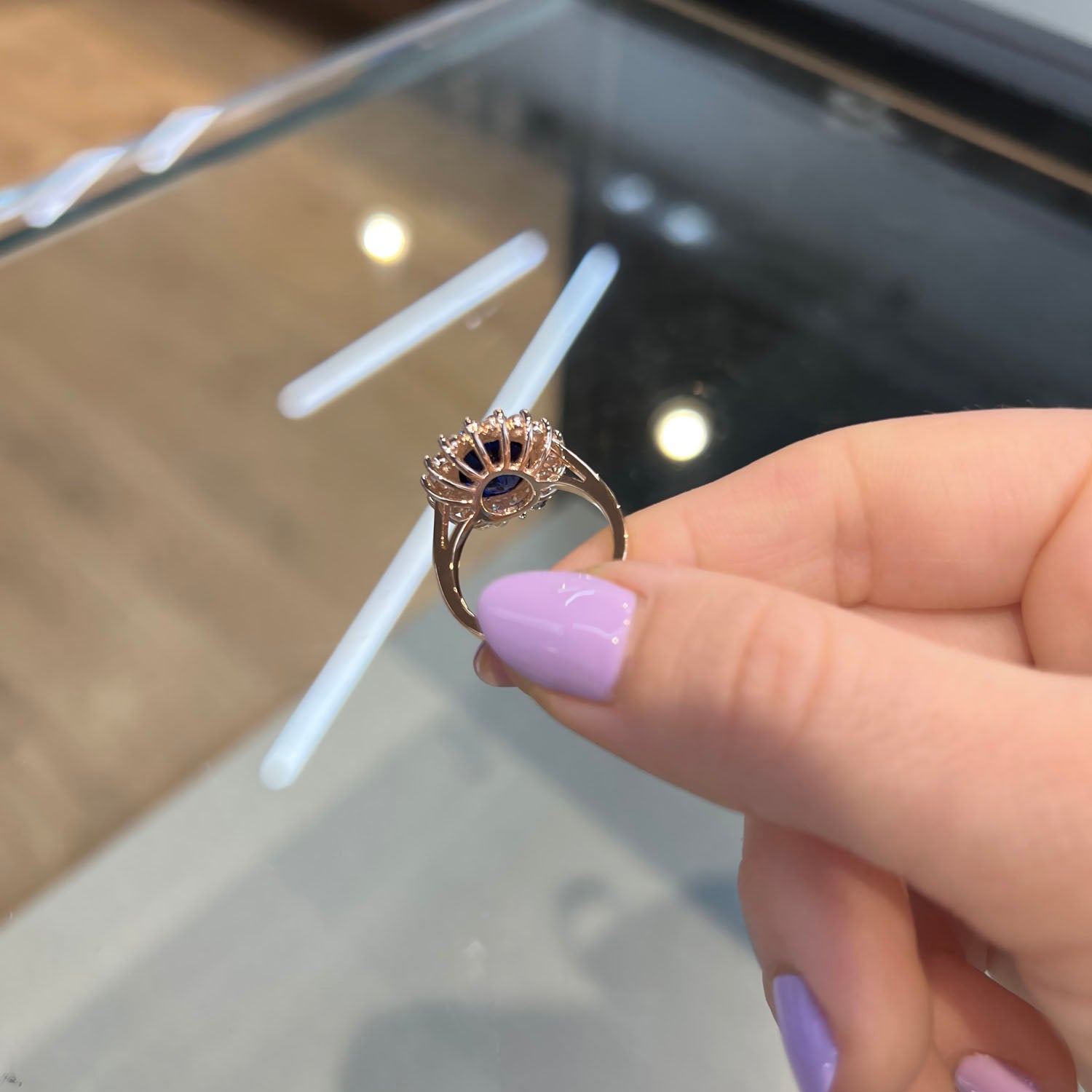 טבעת אירוסין מייגן – מבט אחורי המדגיש את המבנה האלגנטי והעיצוב של הטבעת