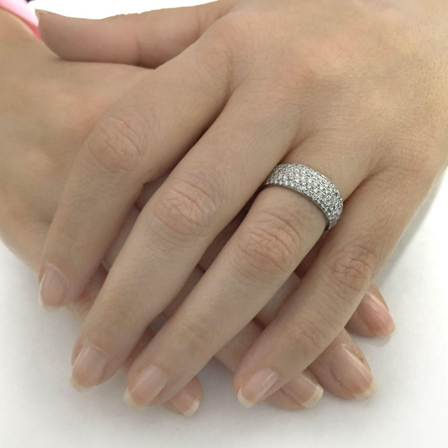 טבעת בנד Nyx מוצגת על היד - שיבוץ מיקרו פאווה נוצץ במשקל 1.50 קראט