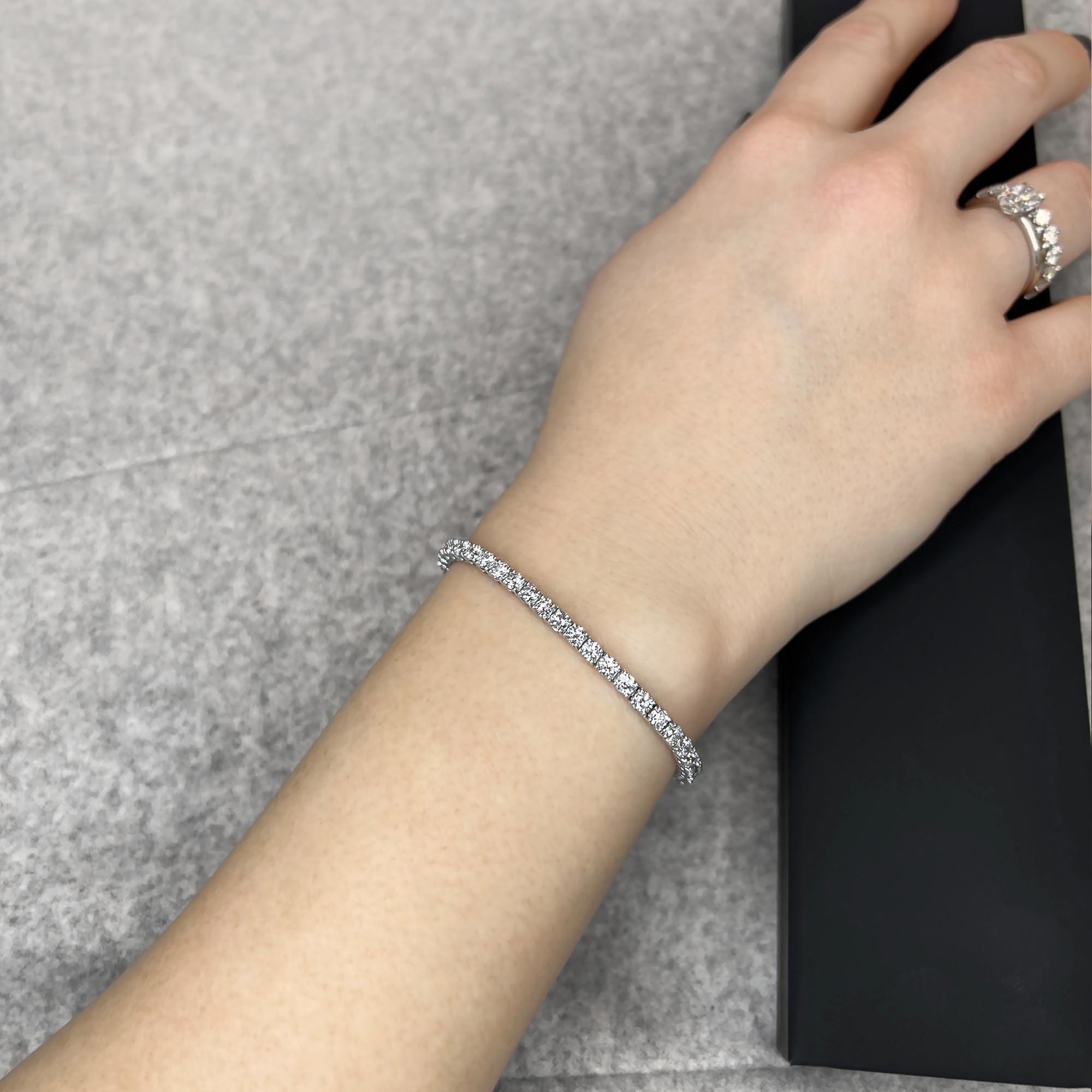 צמיד טניס קלאסי על היד - שורת יהלומים עגולים בשיבוץ ארבע שיניים