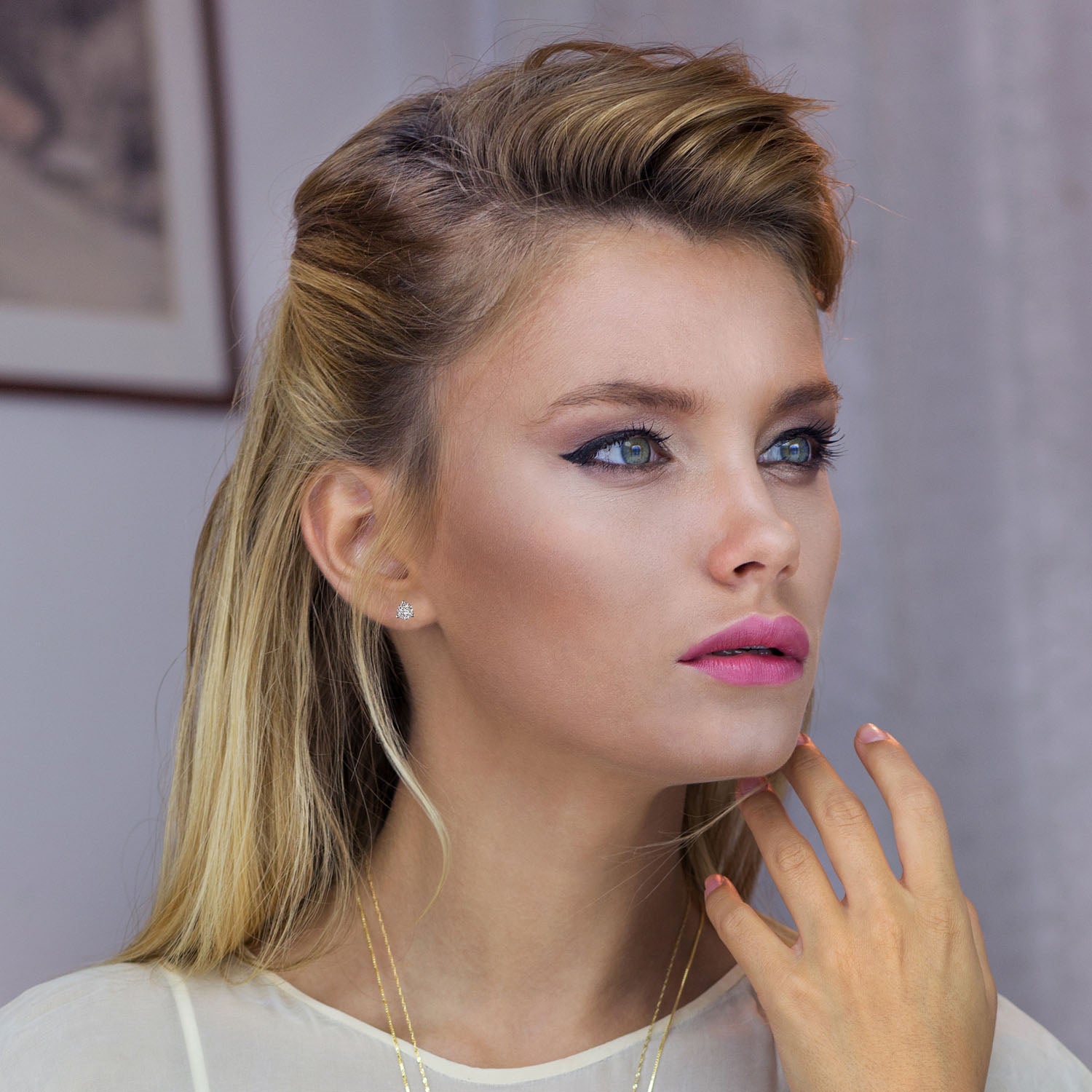 עגילי Dawn מציגים את הנצנוץ הטבעי והמראה הקלאסי על הדוגמנית