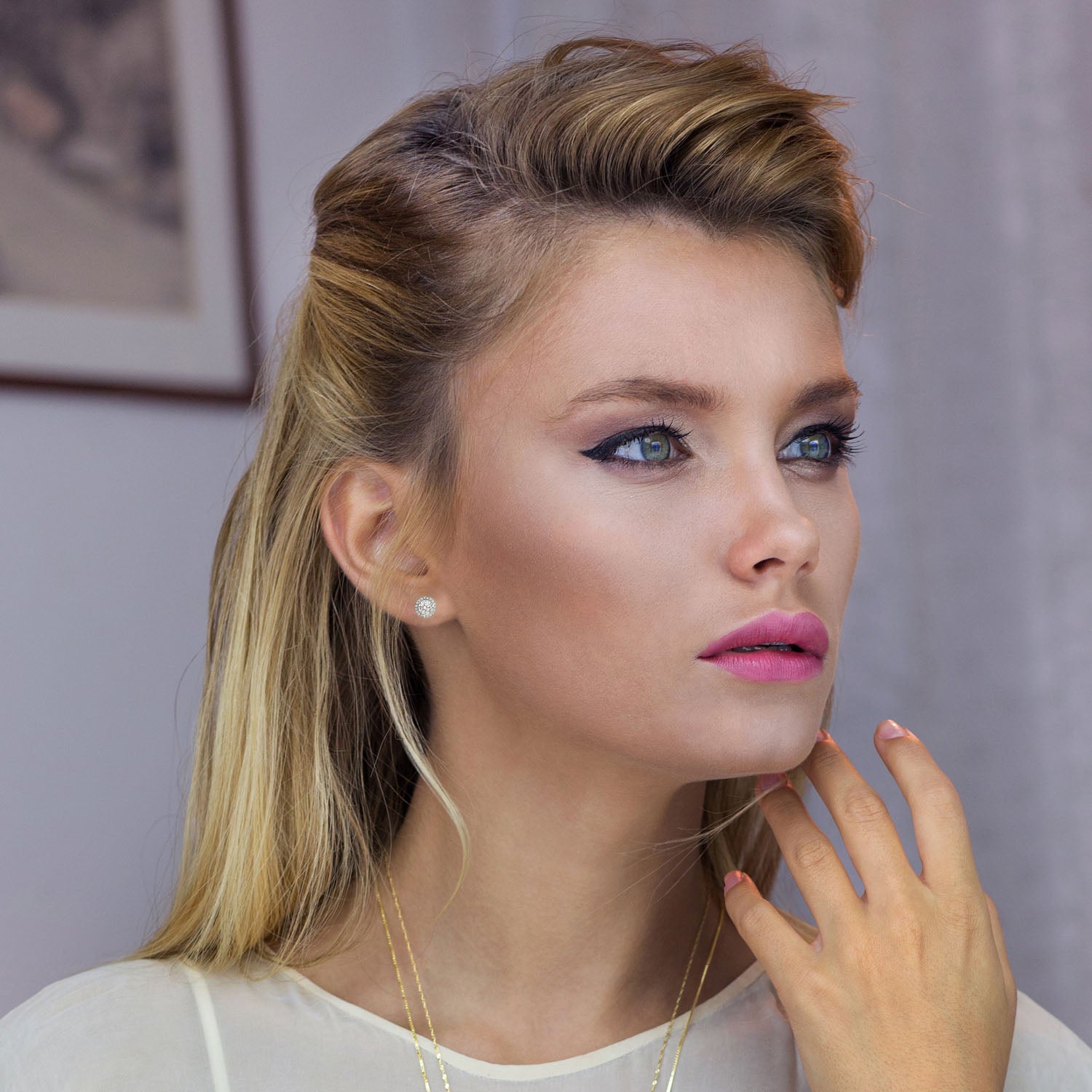 עגילי Halo מדגימים את הנצנוץ והאלגנטיות על הדוגמנית