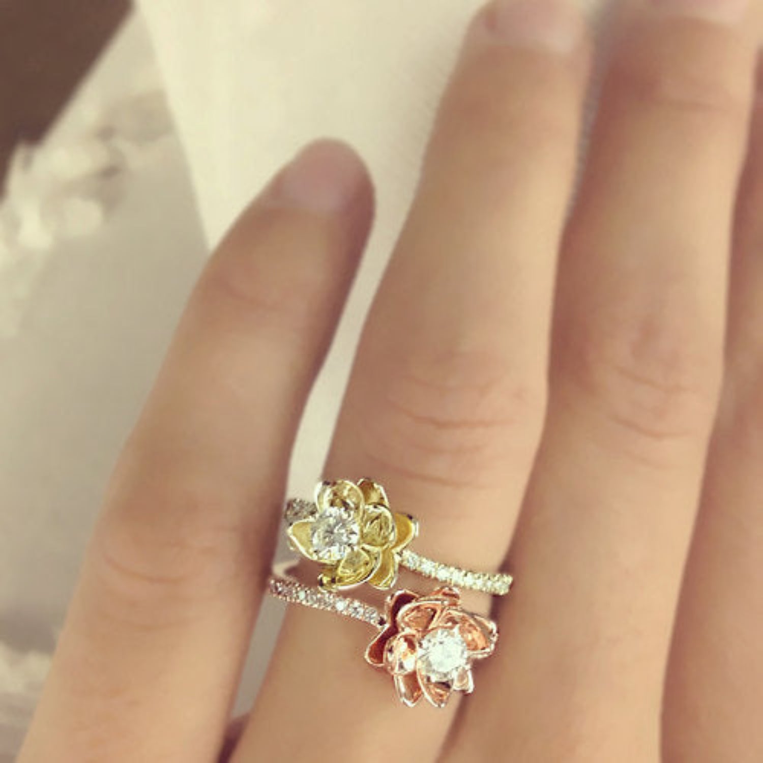 טבעת אירוסין אורלי – הטבעת על היד בזהב צהוב ובורוד, עיצוב עדין ואלגנטי