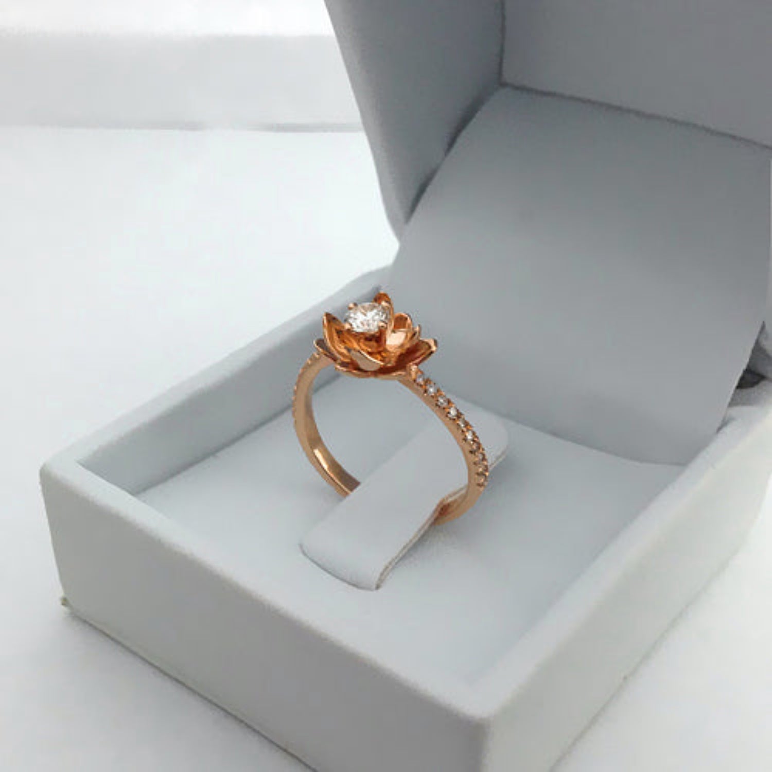 טבעת אירוסין אורלי – תצוגה אלגנטית בקופסה בזהב ורוד