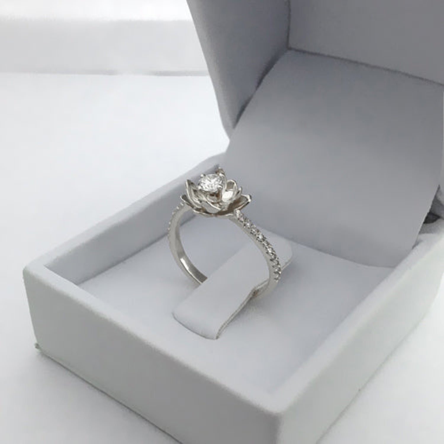 טבעת אירוסין אורלי – תצוגה אלגנטית בקופסה בזהב לבן