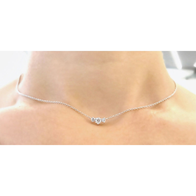 תליון Sprite מוצג על הצוואר - מבט קדמי