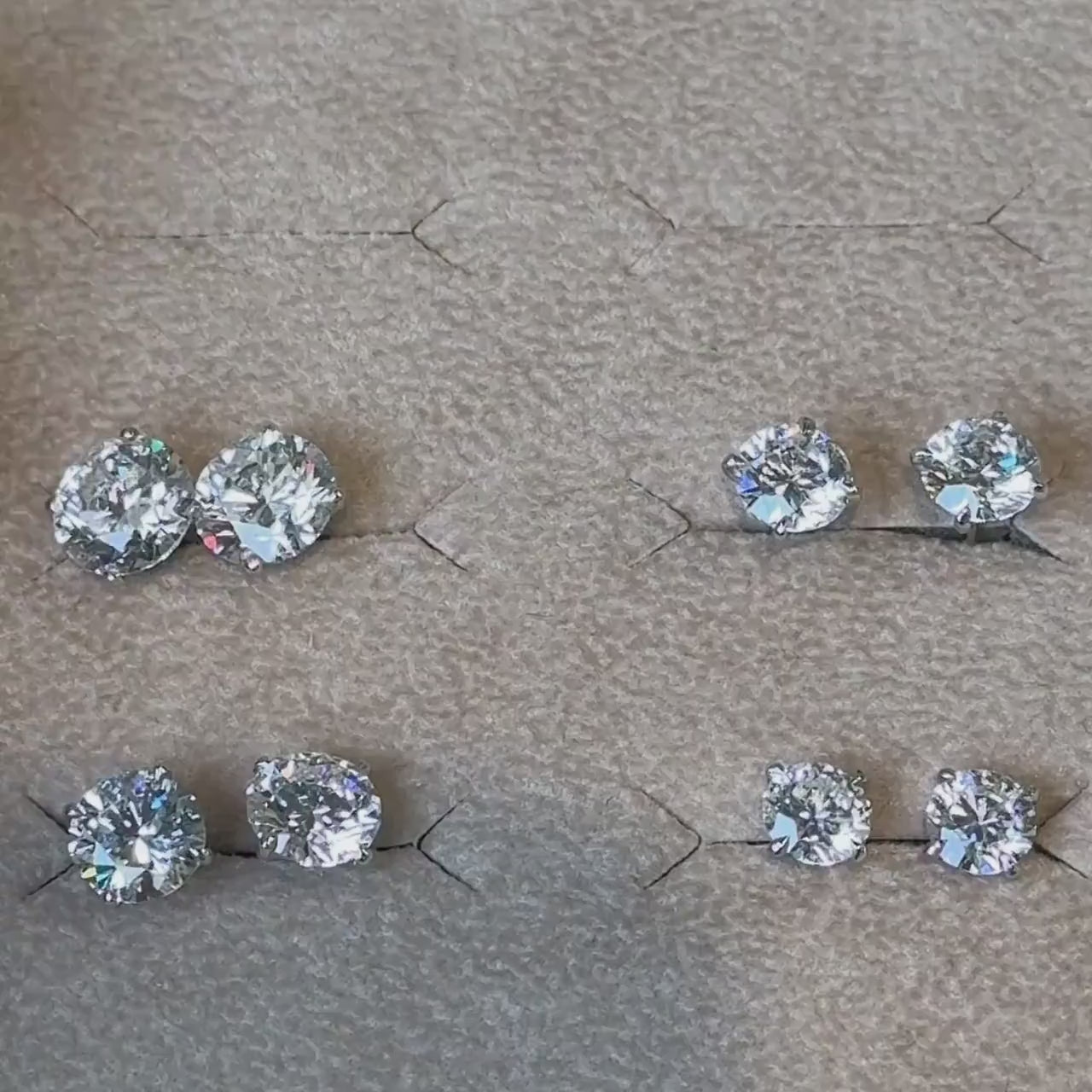 סרטון עגילי מרטיני משובצים ביהלומים עגולים במגוון גדלים