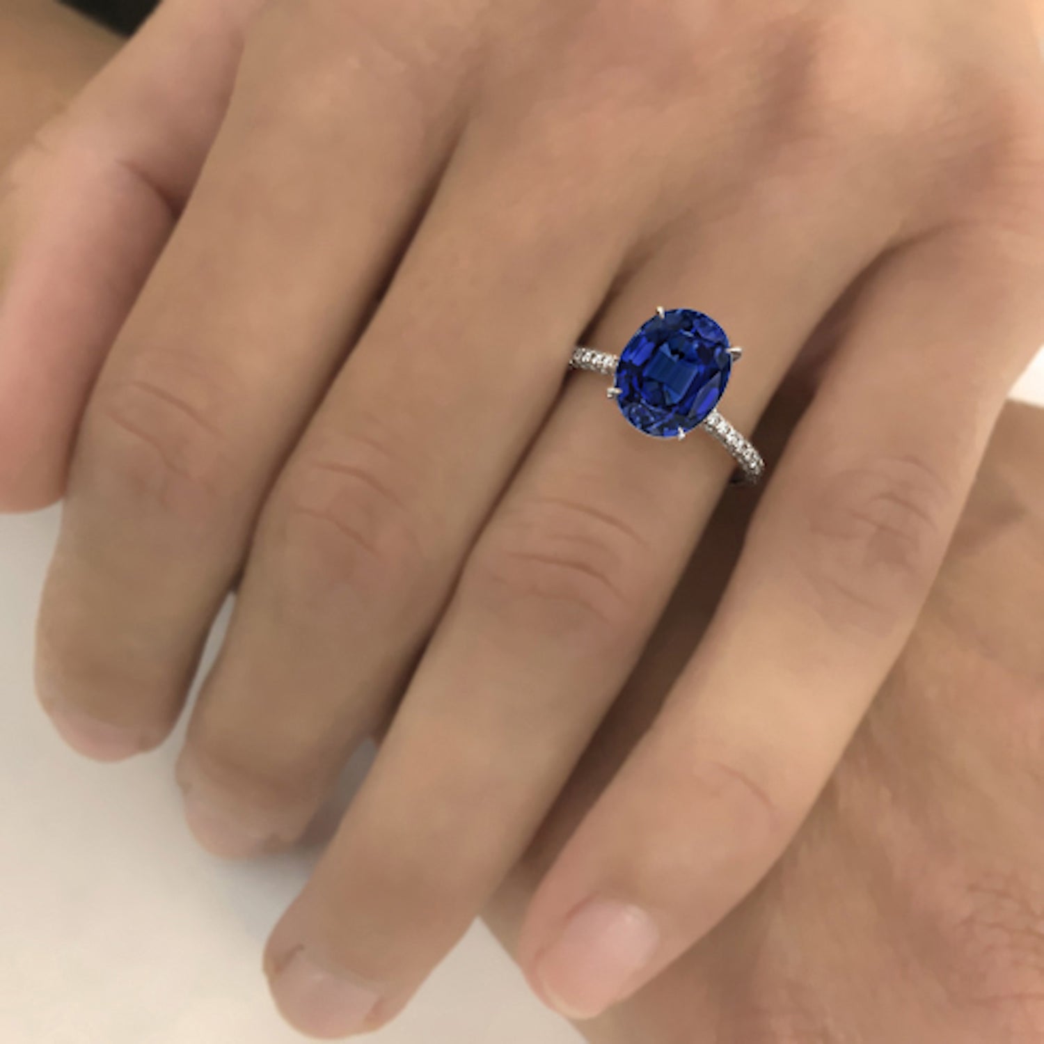 טבעת אירוסין רויאל – מבט נוסף המבליט את הזוהר של אבן הספיר ואת יהלומי הצד