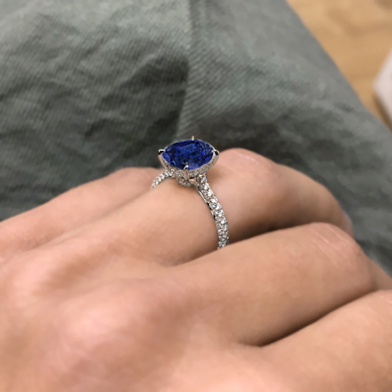 טבעת אירוסין רויאל – מבט צדדי המדגיש את הפרופיל העדין והאלגנטי של הטבעת והיהלומים המשובצים