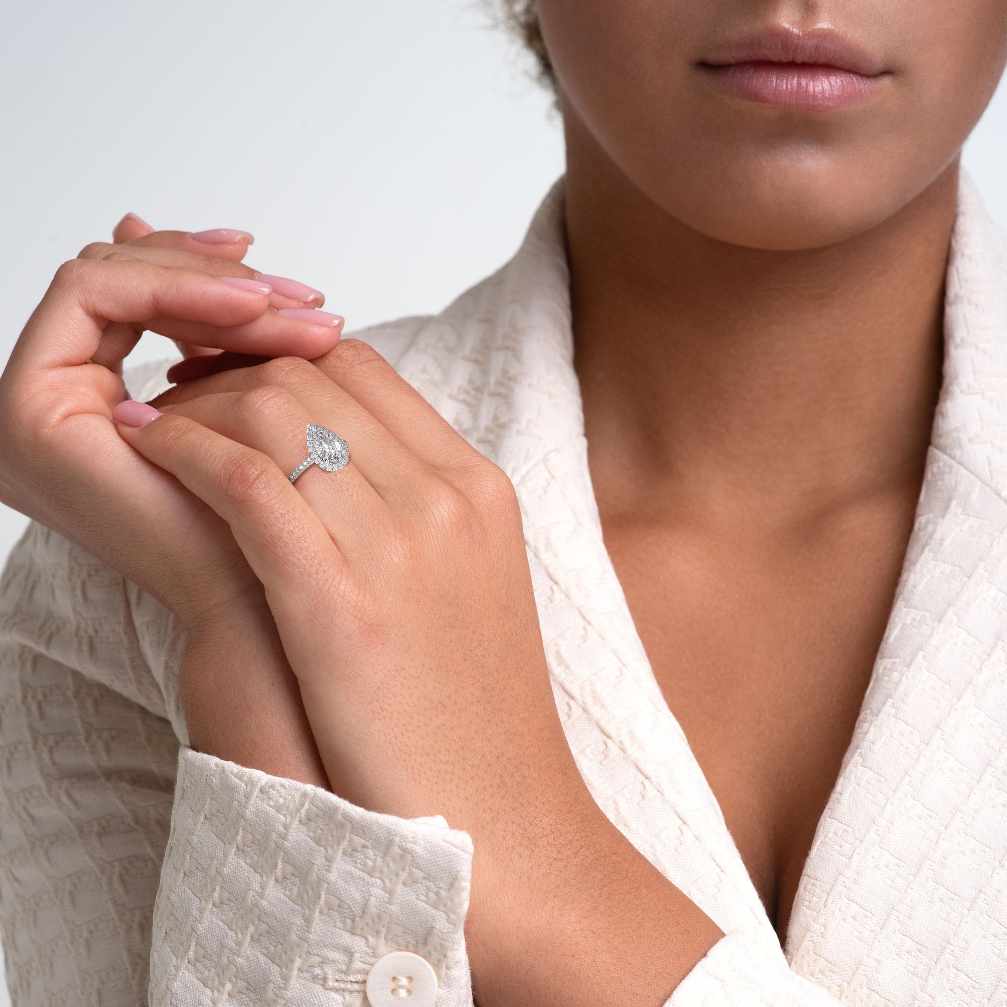 טבעת אירוסין אלזה – מבט צדדי המדגיש את השיבוץ האלגנטי והמעודן