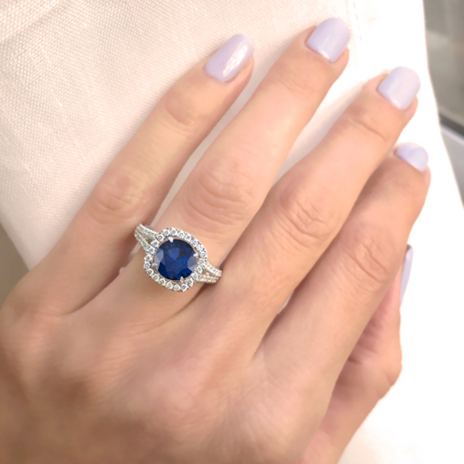 טבעת אירוסין דיפ בלו מעבדה – מבט על היד המדגיש את הפרופיל האלגנטי של הטבעת