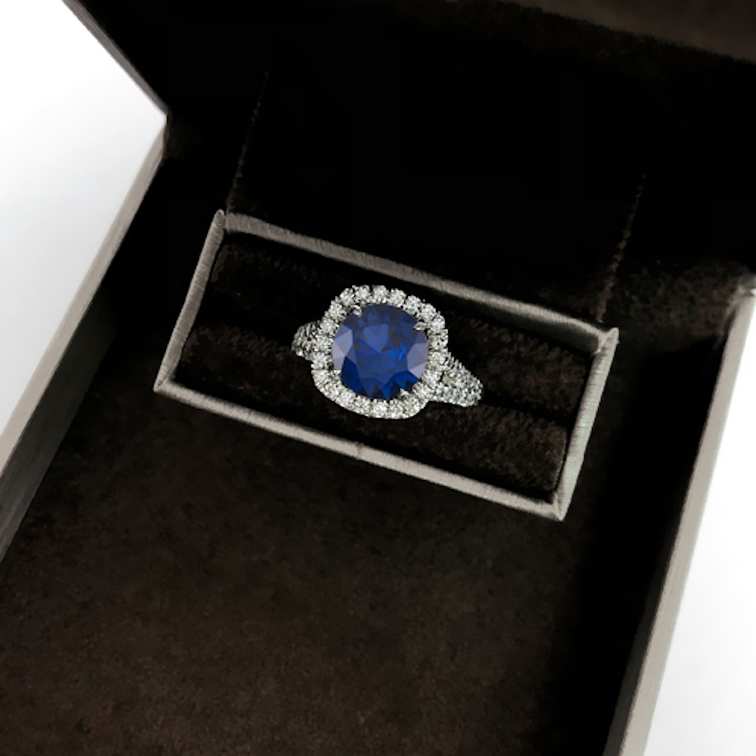 טבעת אירוסין דיפ בלו מעבדה – מוצגת בקופסת תכשיטים יוקרתית שחורה