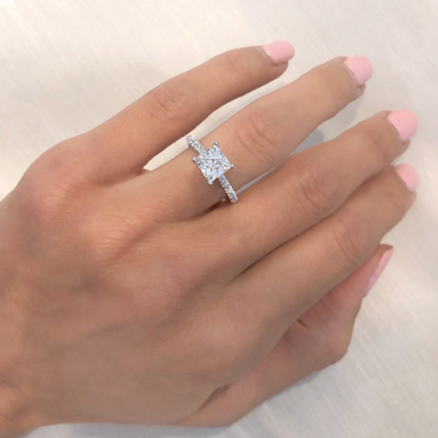 טבעת אירוסין קאפרי מעבדה – מבט אלגנטי על היד המדגיש את הפרופורציות של הטבעת