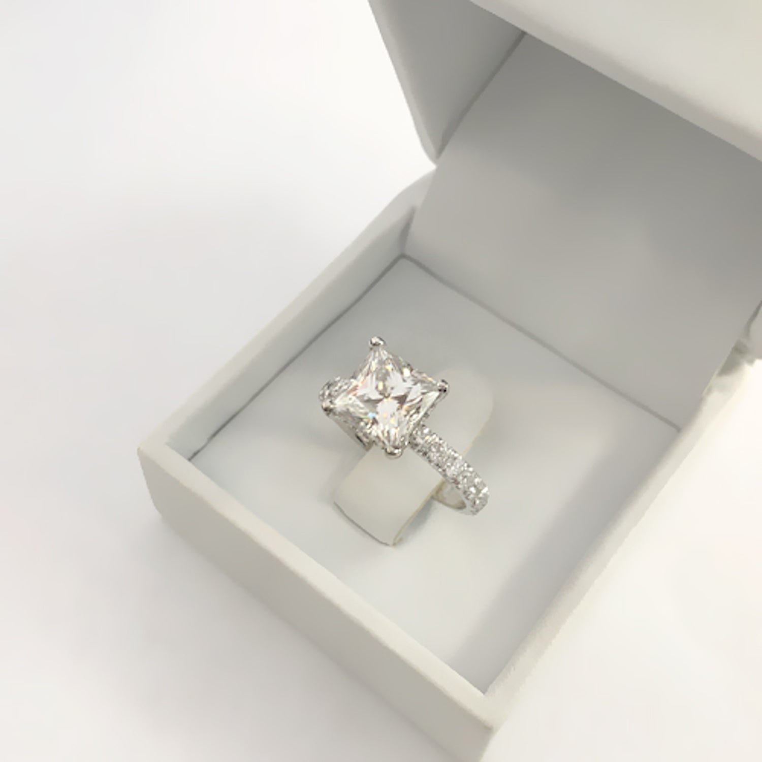 טבעת אירוסין קאפרי מעבדה – מוצגת בתוך קופסת תכשיטים יוקרתית המדגישה את איכותה