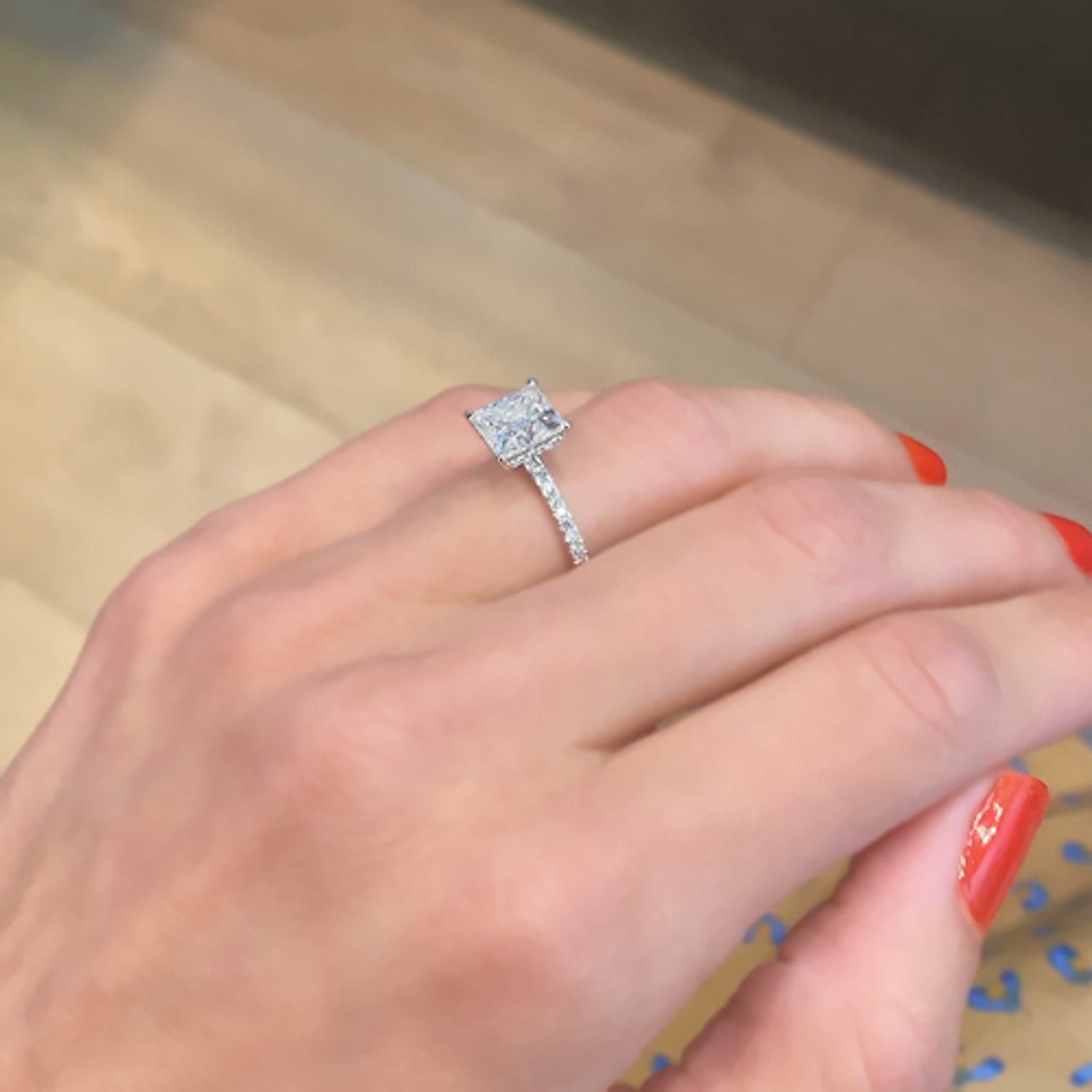 טבעת אירוסין קאפרי מעבדה – מבט אלכסוני של הטבעת המדגיש את שיבוץ היהלומים