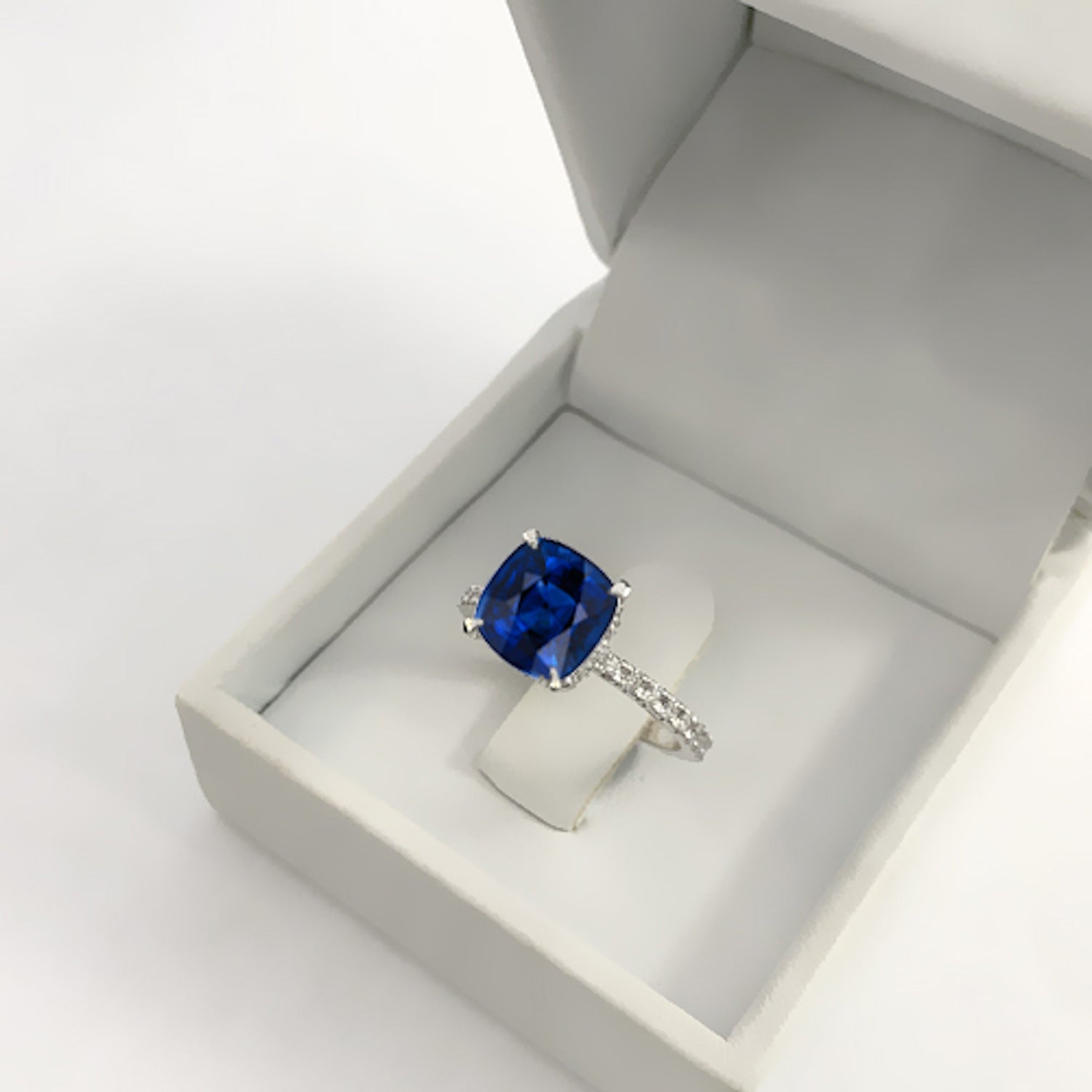 טבעת אירוסין נייבי מעבדה – טבעת מוצגת בקופסה המדגישה את הגוון הכחול העמוק של האבן