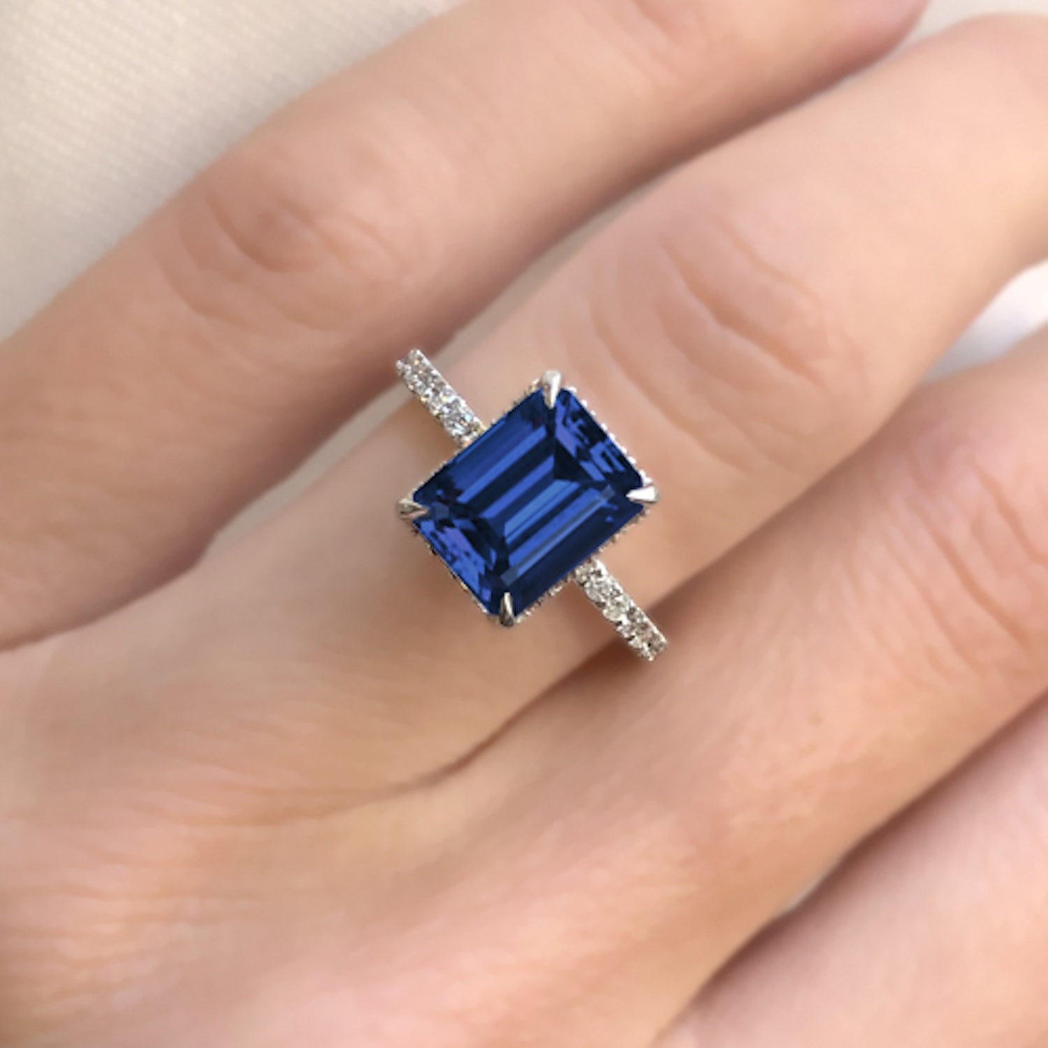 טבעת אירוסין אינדיגו – טבעת מרהיבה עם ספיר כחול עמוק על היד