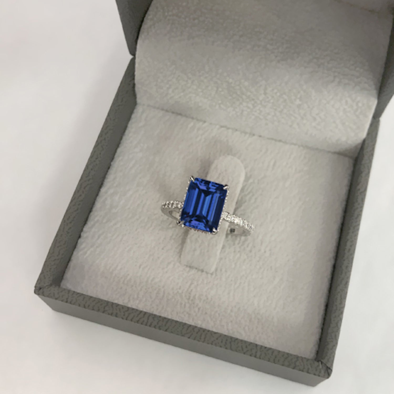 טבעת אירוסין אינדיגו – הצגת הטבעת בקופסה יוקרתית עם גימור מוקפד