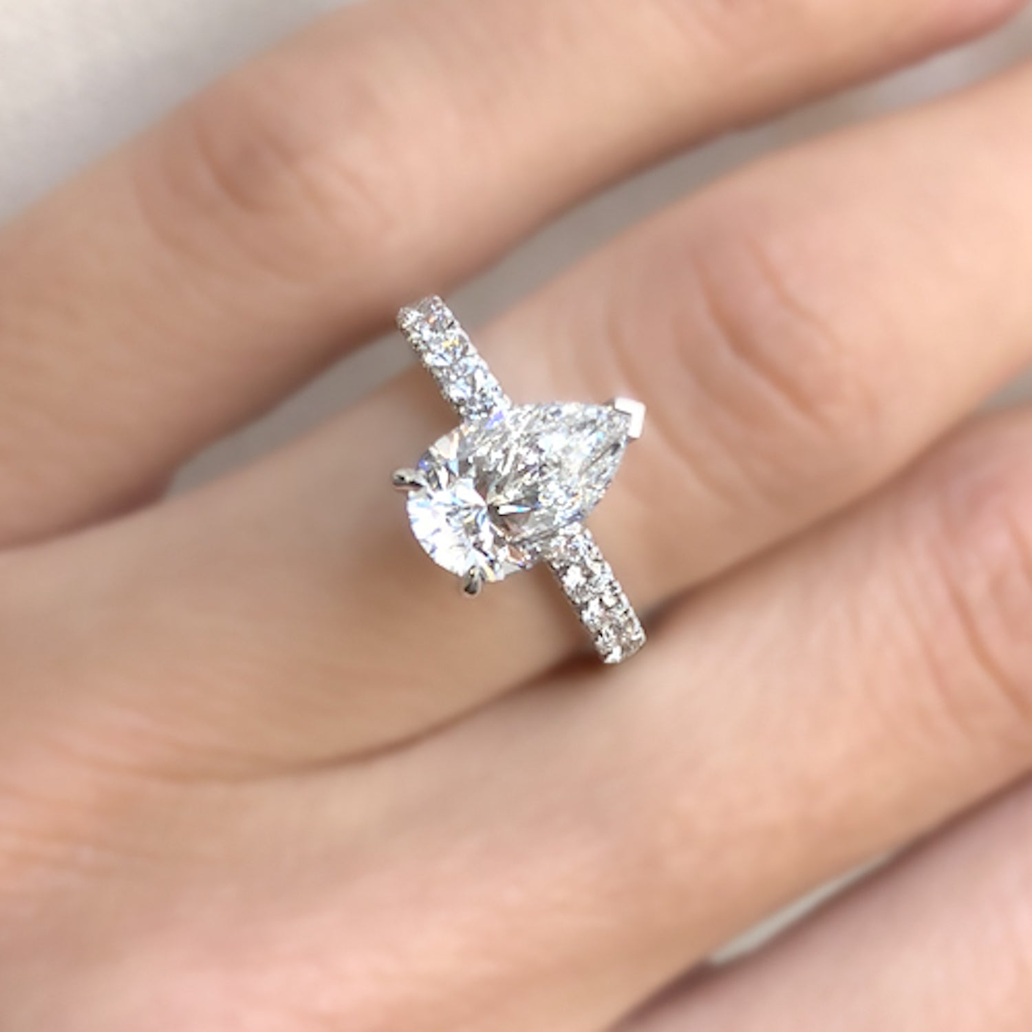 טבעת אירוסין מיקונוס – יהלום מרכזי טיפה עם שיבוץ מיקרו יהלומים