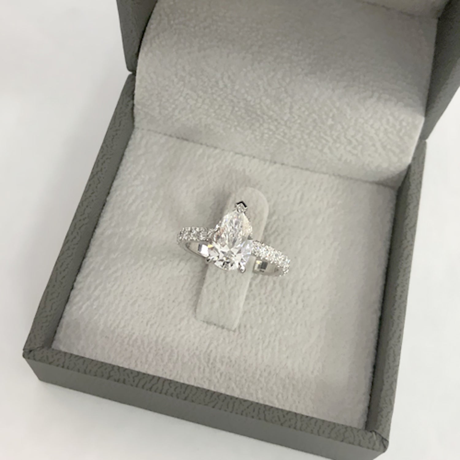 טבעת אירוסין מיקונוס – מוצגת בתוך קופסת תכשיטים יוקרתית