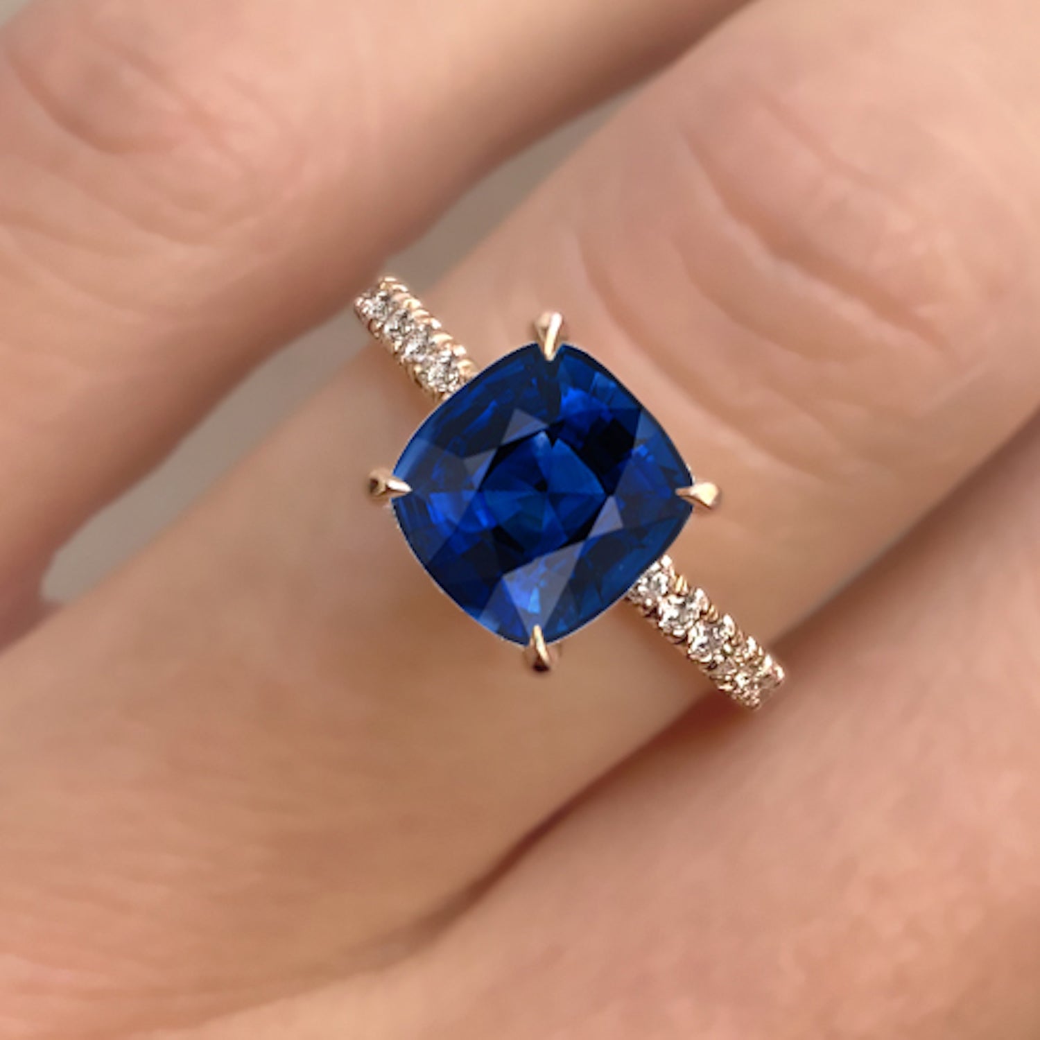 טבעת אירוסין אסטרה – הטבעת על היד, מבליטה את הצבע הדרמטי והאלגנטי של הספיר