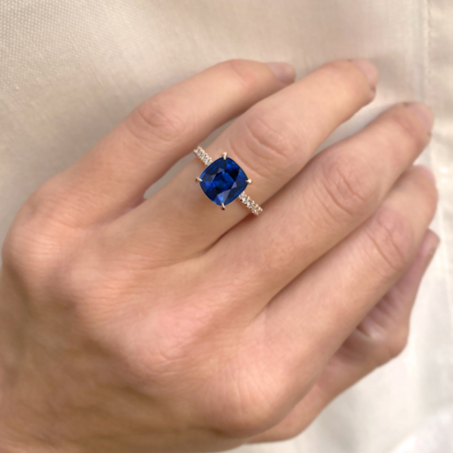 טבעת אסטרה – מבט צד על האצבע המדגיש את גובה האבן המרכזית ונצנוץ היהלומים