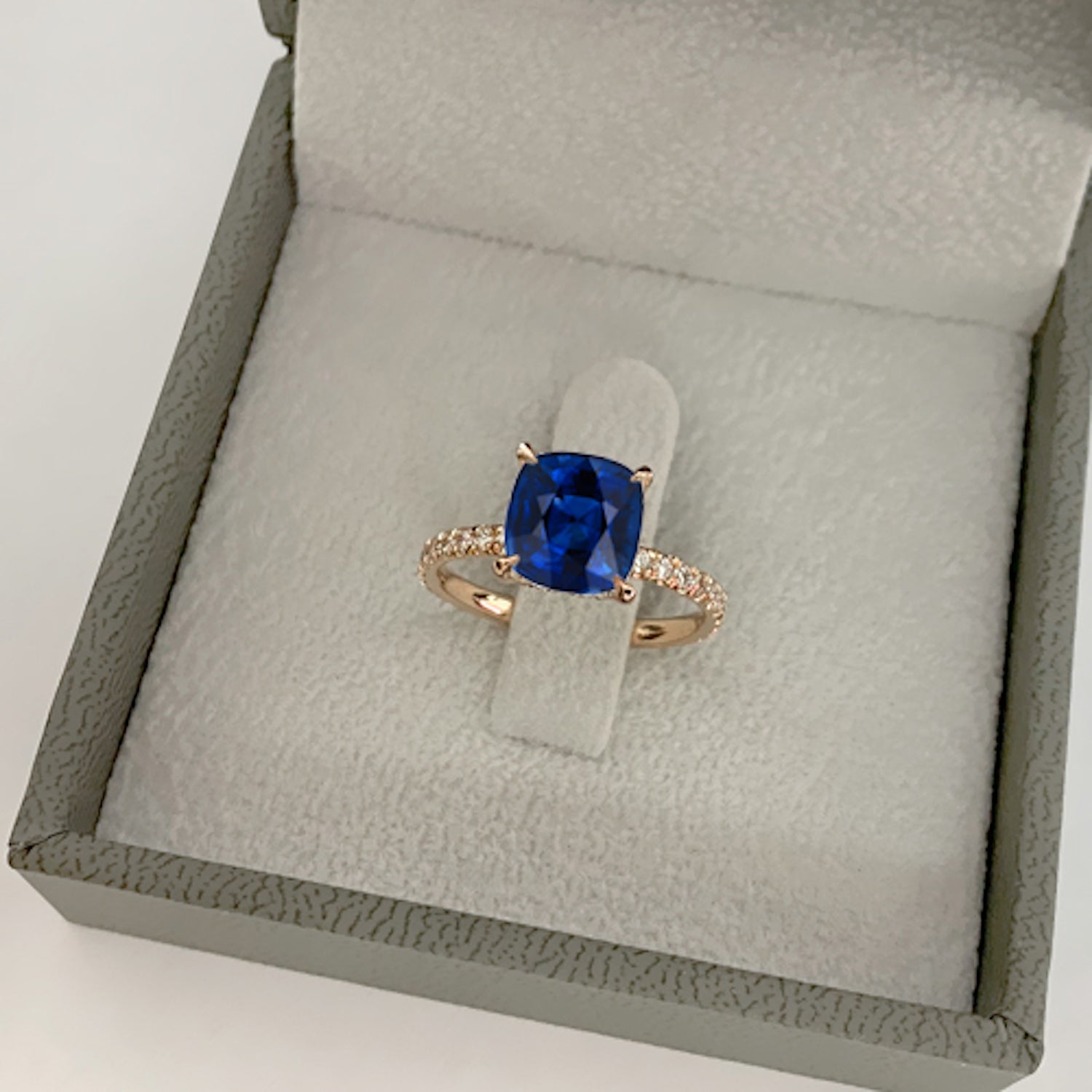 טבעת אירוסין אסטרה – מוצגת בקופסת תכשיטים, מושלמת להצעת נישואין בלתי נשכחת