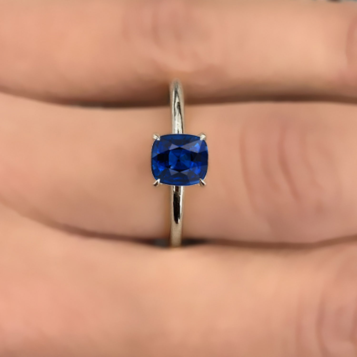 טבעת אירוסין נפטון – ספיר כחול עז במרכז בעיצוב מינימליסטי ונקי