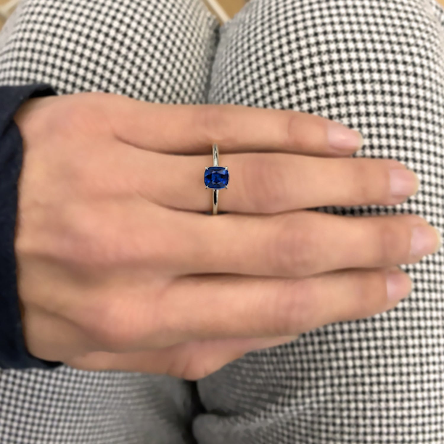 טבעת נפטון – טבעת עם ספיר כחול מרשים מוצגת על היד