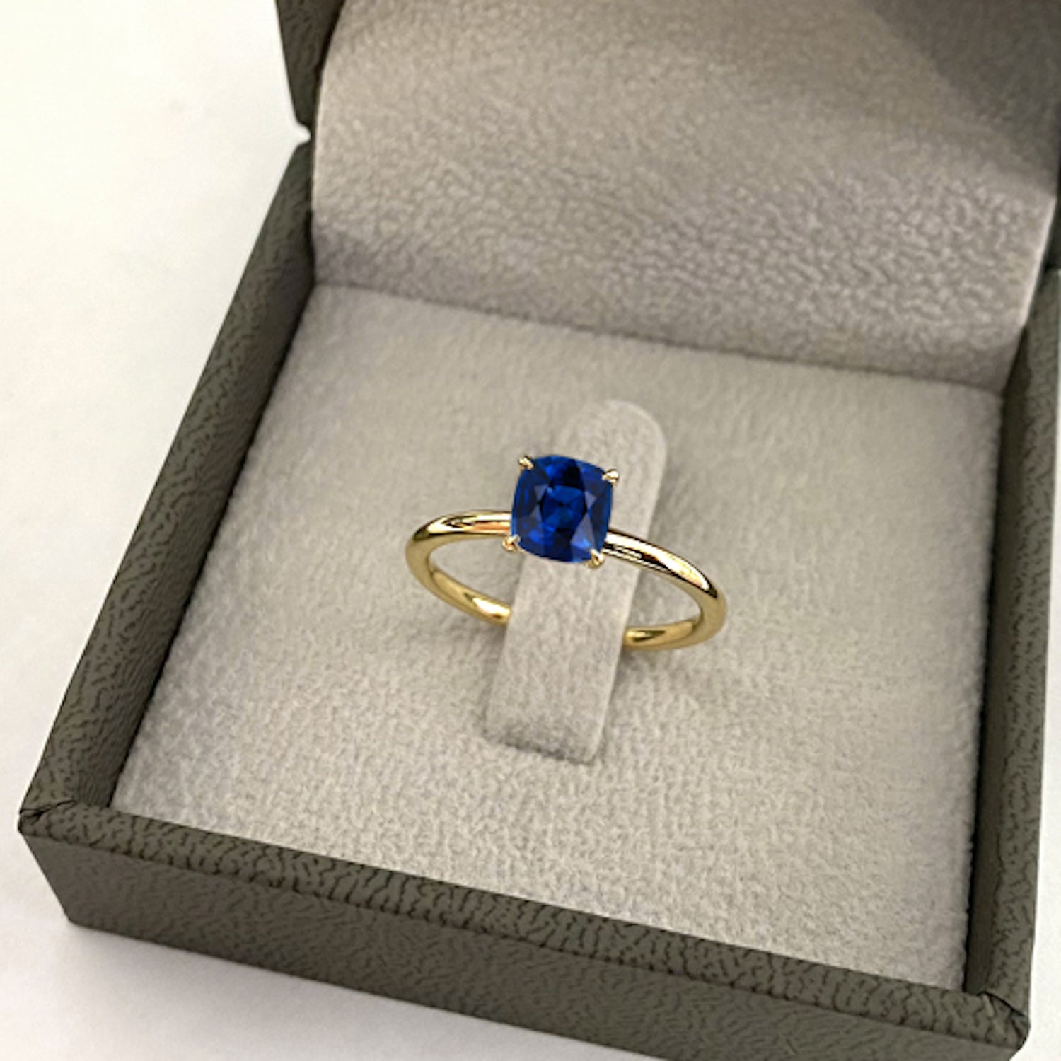 טבעת אירוסין נפטון – טבעת ספיר כחול בקופסת תכשיטים אלגנטית