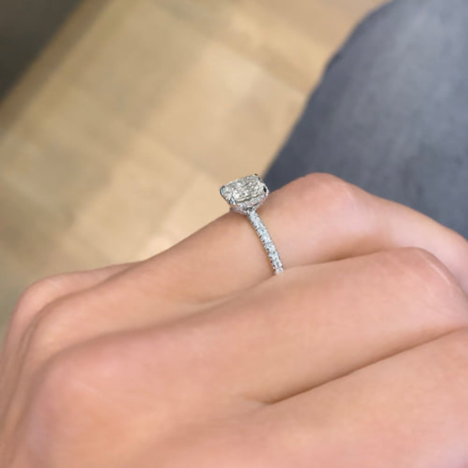 טבעת טנריף – מבט צד על טבעת עם יהלום קושן ויהלומי צד נוצצים