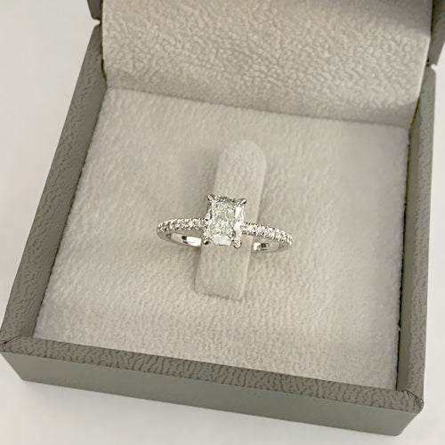 קופסת טבעת אירוסין טנריף – יהלום קושן בולט במרכז