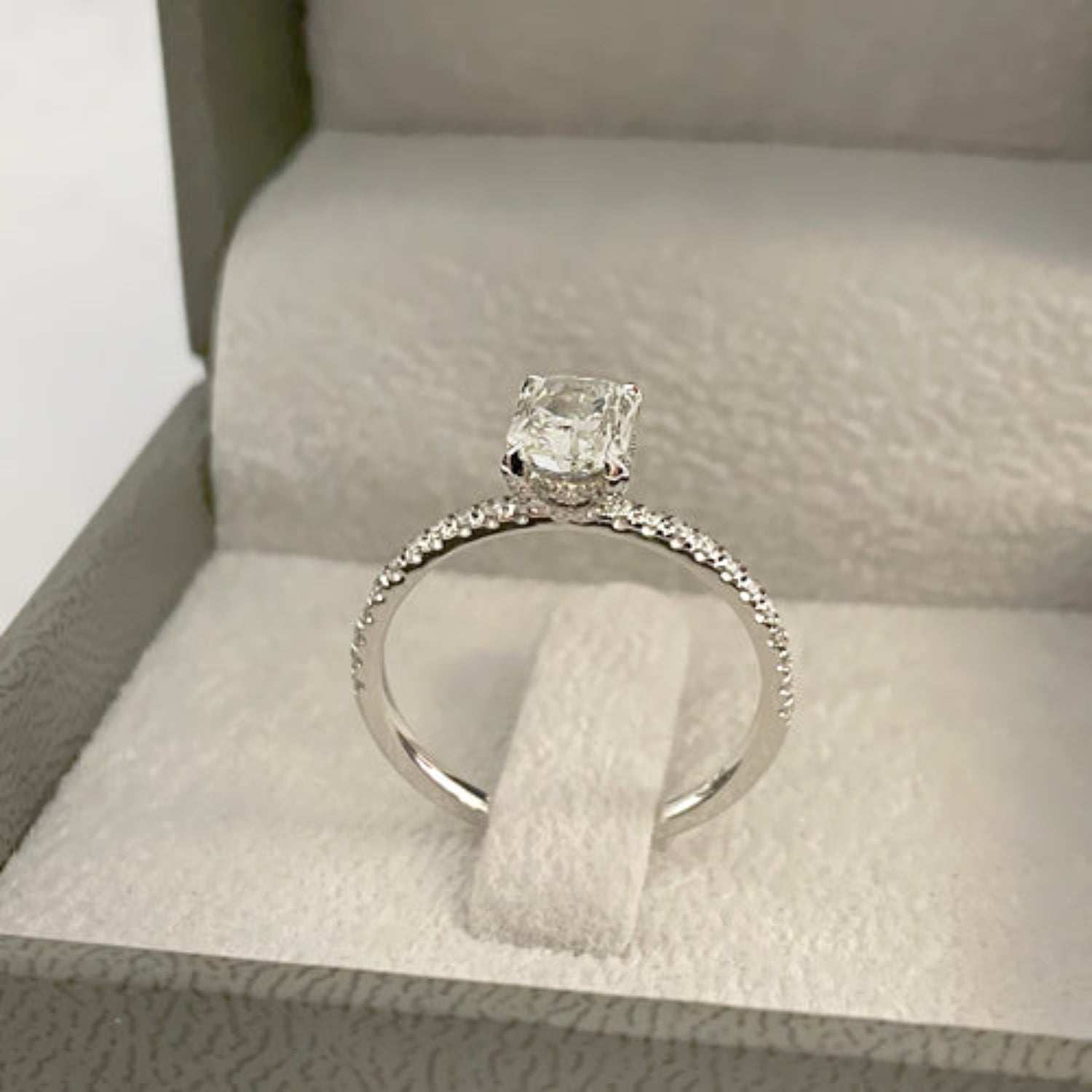 תקריב על טבעת טנריף – יהלום קושן וסט יהלומי צד מנצנצים