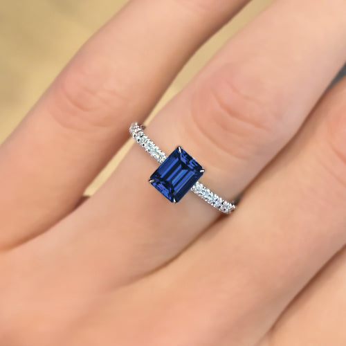 טבעת אירוסין בלו זרים – אבן ספיר כחולה מוקפת יהלומים, עיצוב קלאסי על אצבע