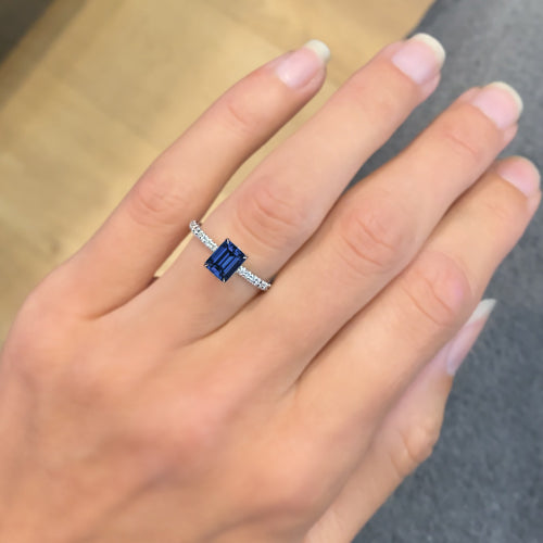 טבעת ספיר כחול בלו זרים – טבעת יוקרתית עם נגיעות זהב לבן ויהלומים