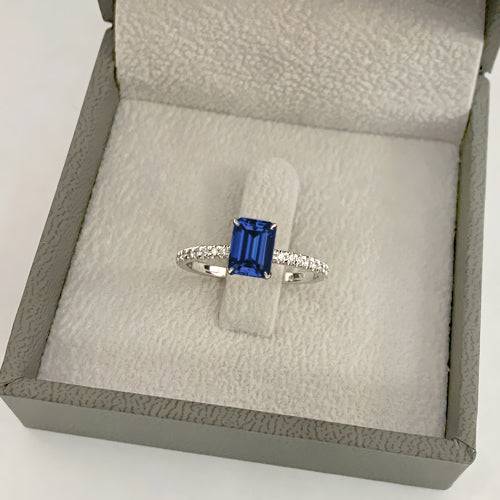 טבעת בלו זרים בתוך קופסה – ספיר כחול נוצץ בשיבוץ עדין