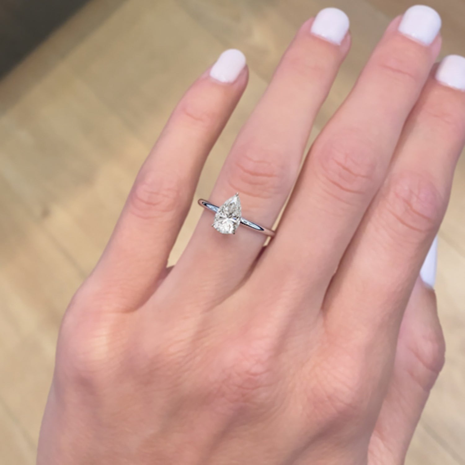 טבעת אירוסין רודוס – יהלום טיפה נוצץ מוצג על היד בעיצוב קלאסי ועדין