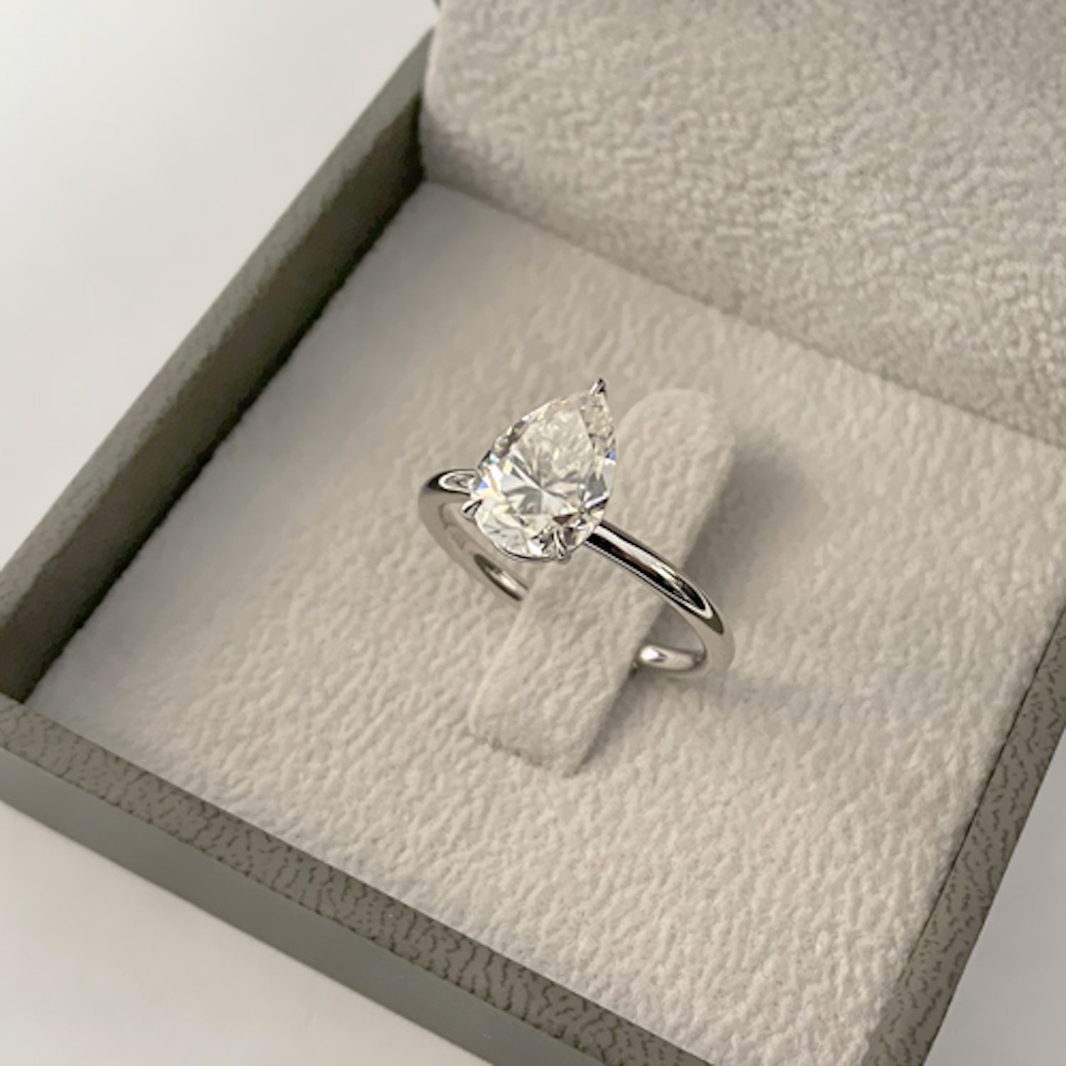 טבעת רודוס מעבדה – טבעת יהלום טיפה מוצגת בקופסה אלגנטית