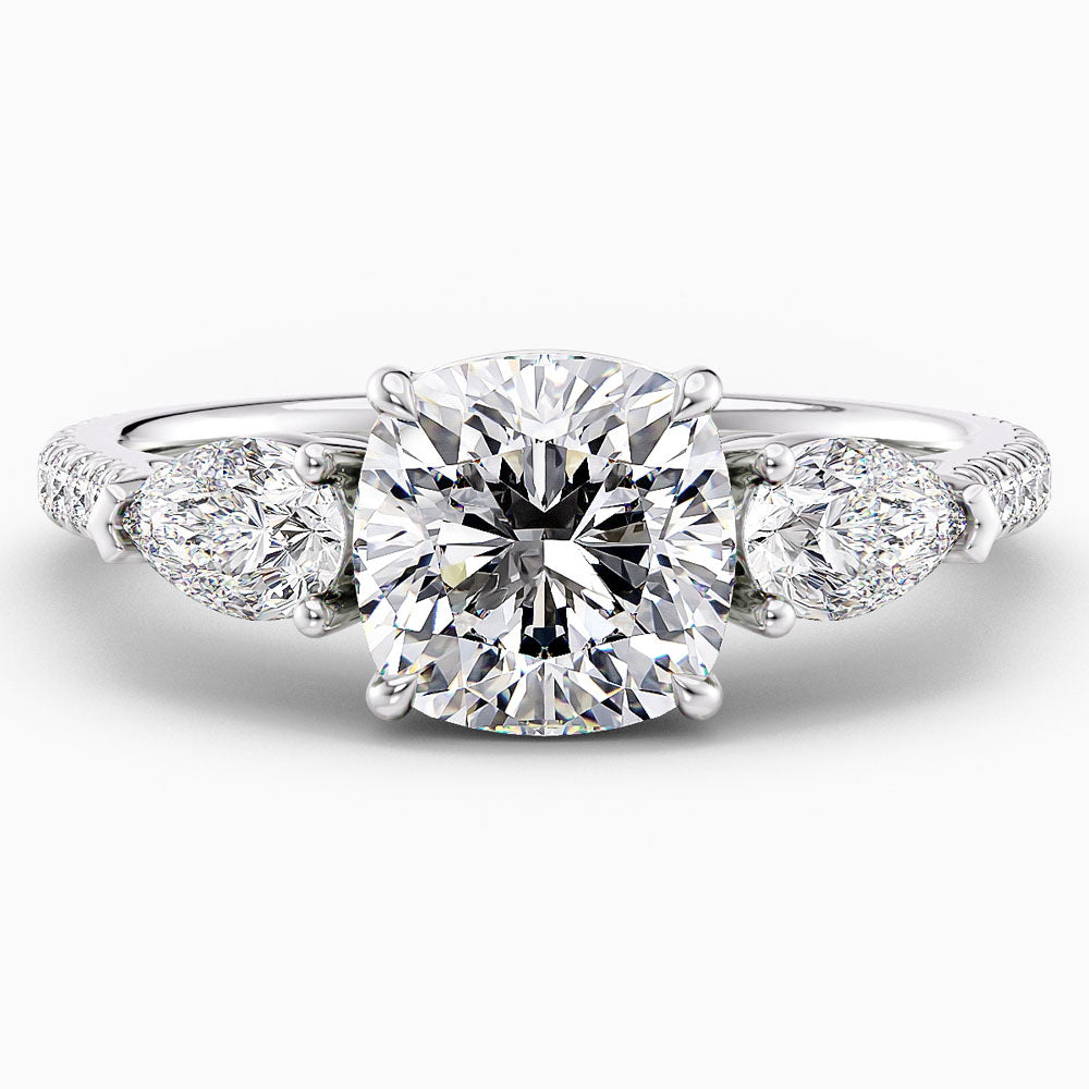 טבעת אירוסין איביזה – יהלום קושן מרכזי עם שיבוץ צדדי אלגנטי